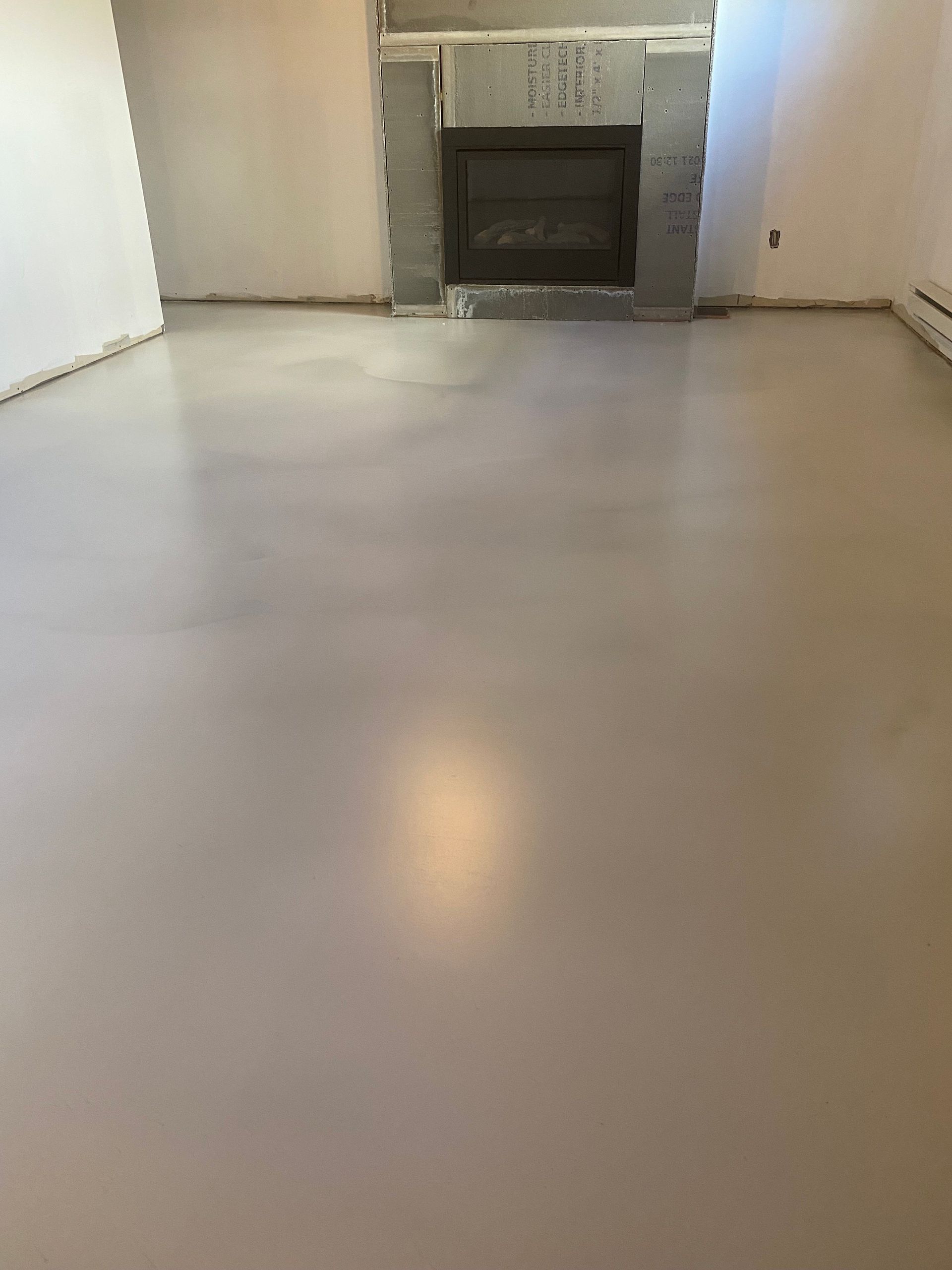 Un salon avec cheminée et sol blanc.