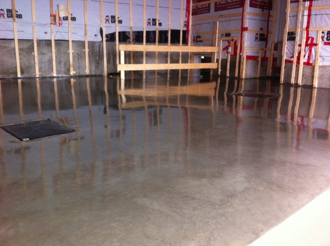 Un sol en béton dans un immeuble en construction