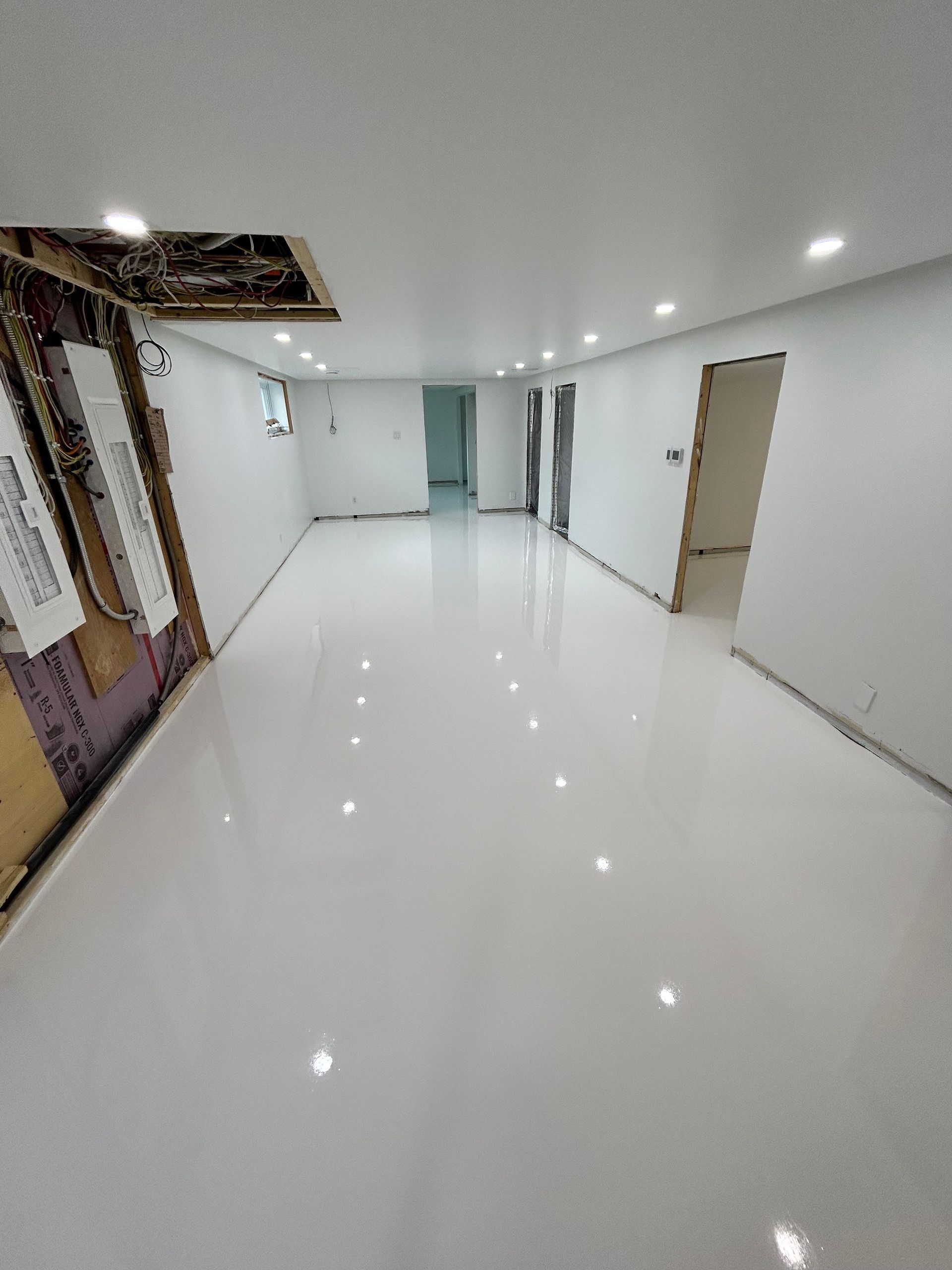 Une grande pièce avec un sol blanc et des murs blancs.