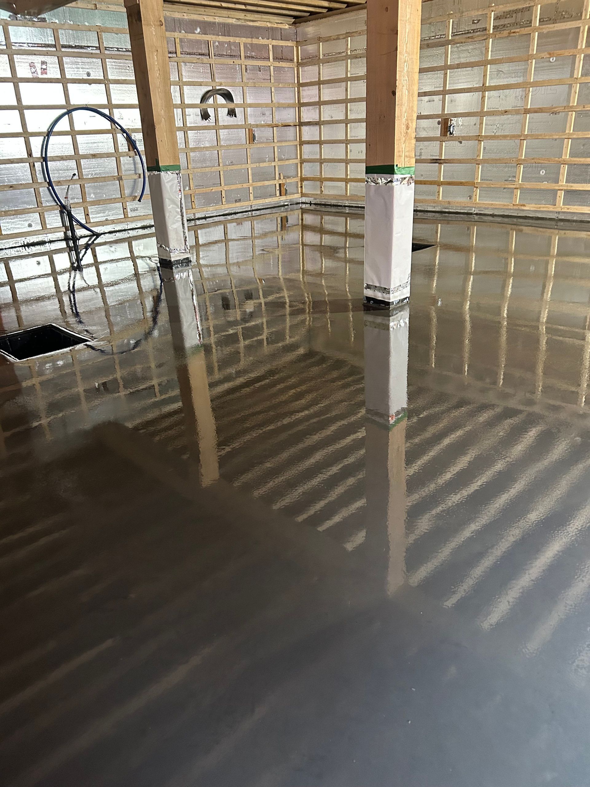 Une pièce avec beaucoup de briques sur le mur et beaucoup d'eau sur le sol.