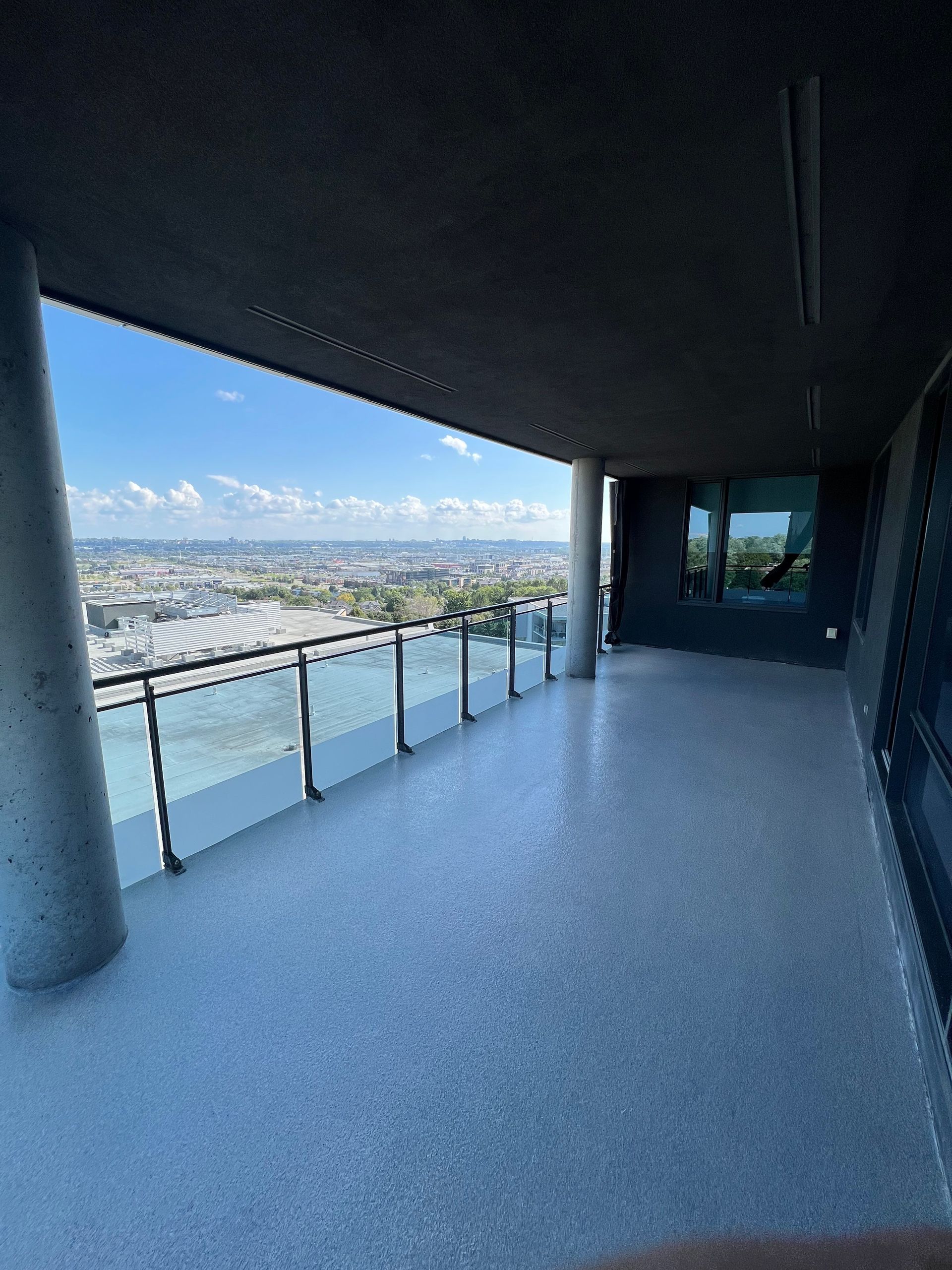 Un grand balcon avec vue sur une ville.