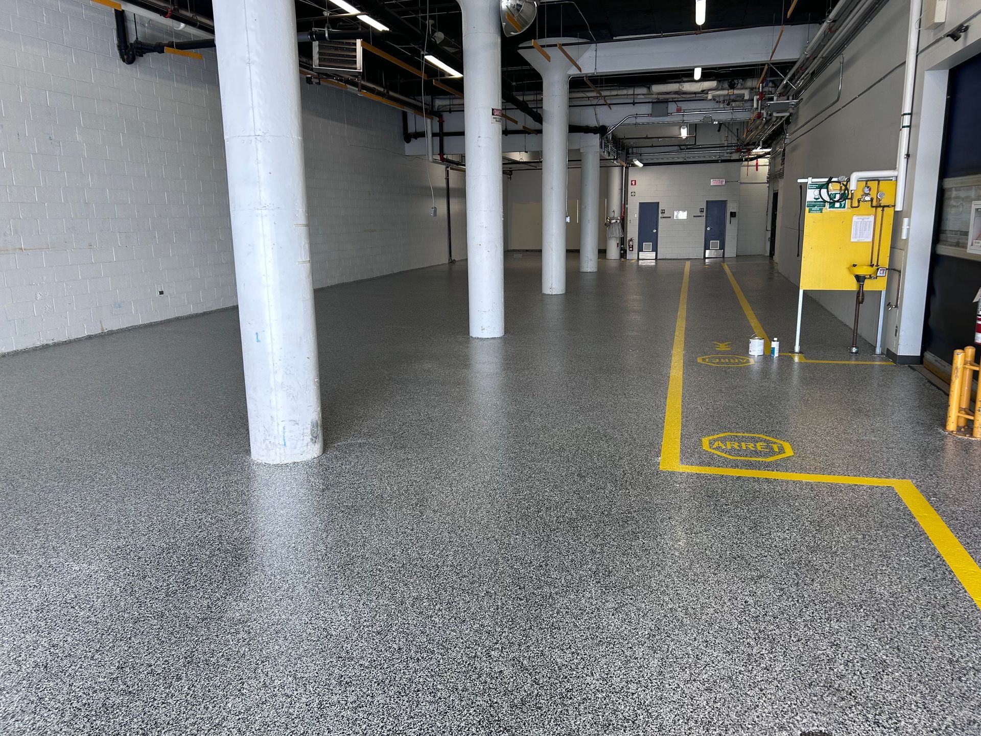 Un entrepôt avec une ligne jaune au sol