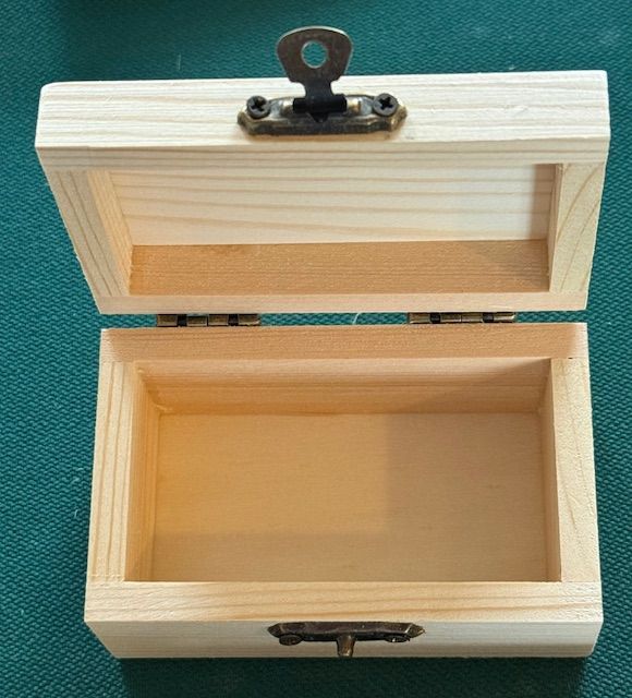 Houten doos met lasergeëtste afbeelding van drie bassethonden. De doos heeft een messing sluiting.