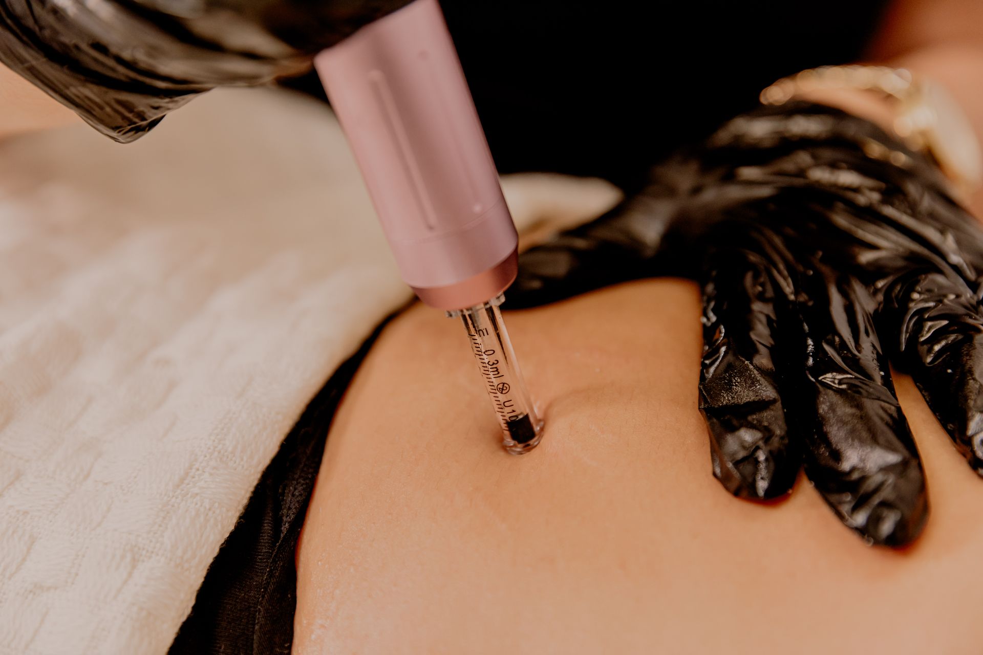 A woman is getting a lipo-shot int her belly at Glo-Contoure Body Sculpting.