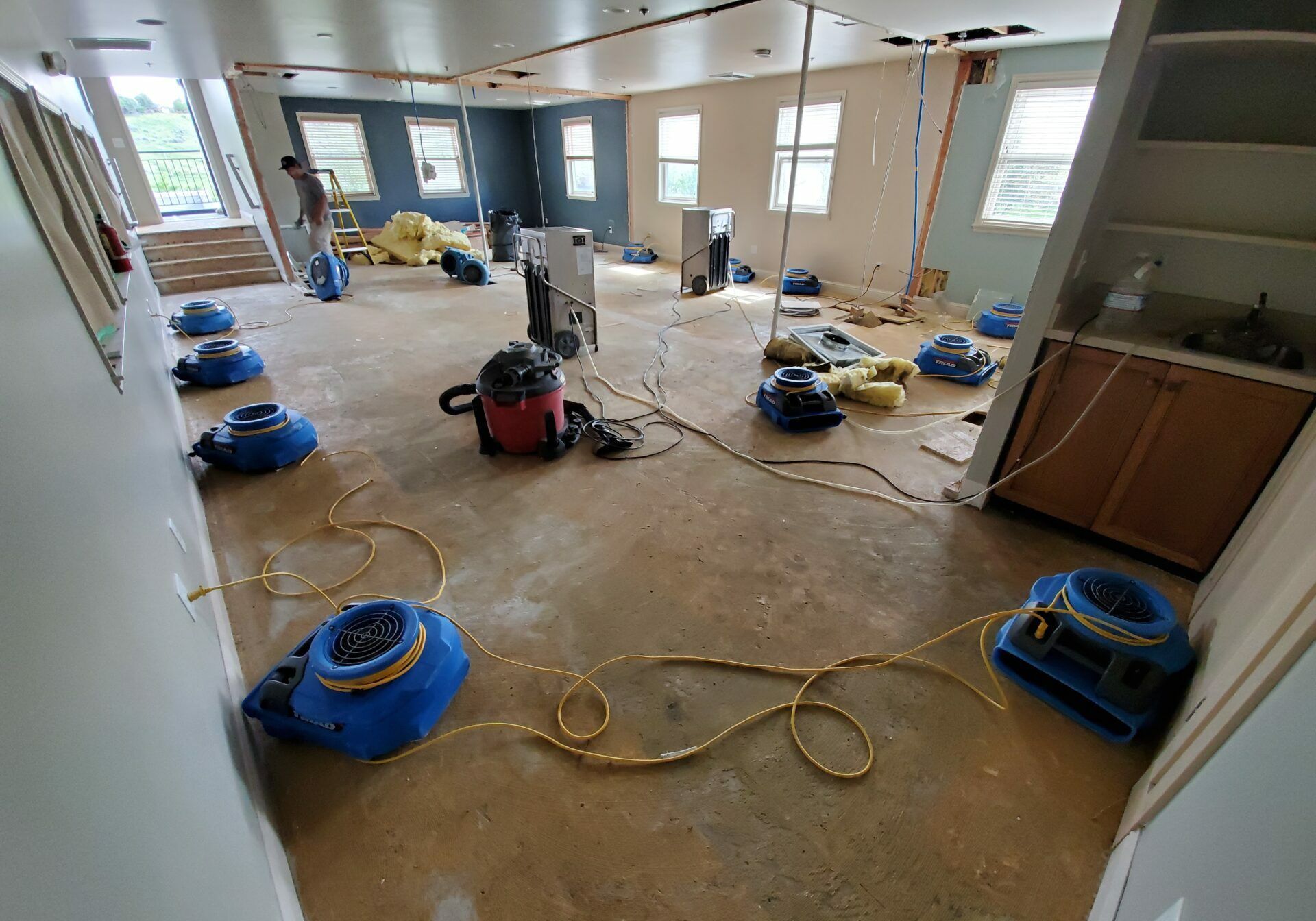 A large room with a lot of appliances on the floor.