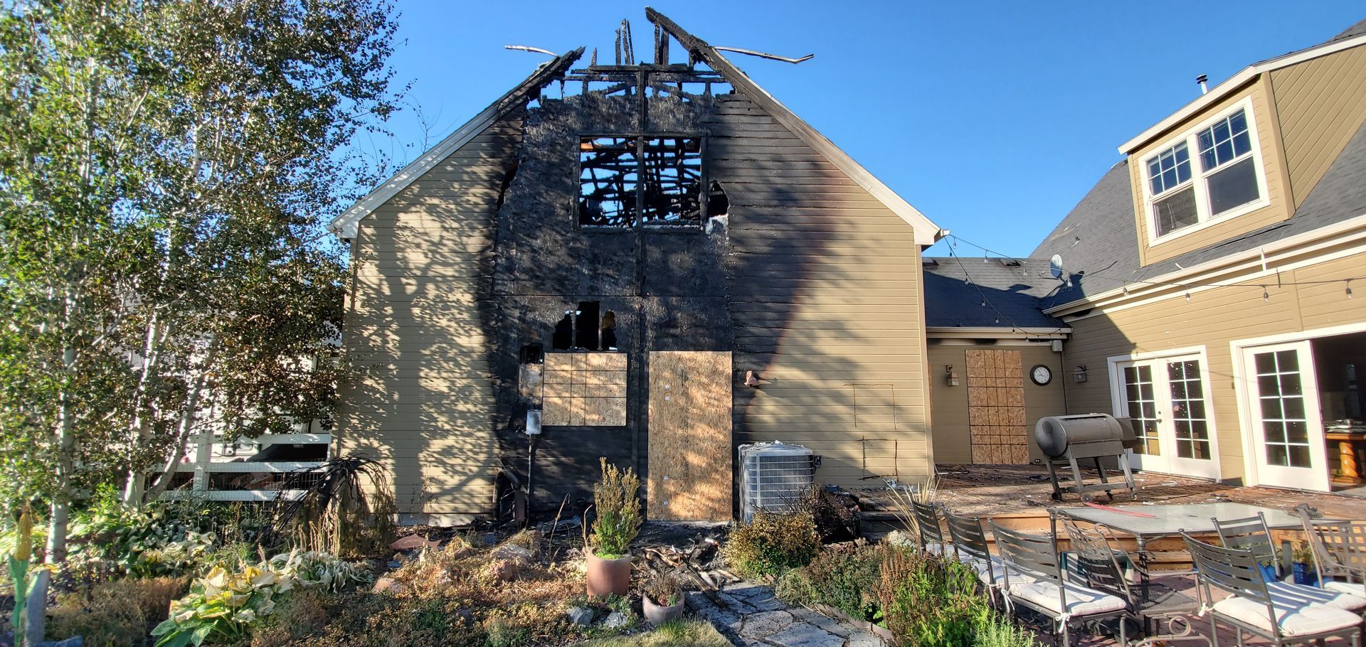 A house that has been damaged by a fire.