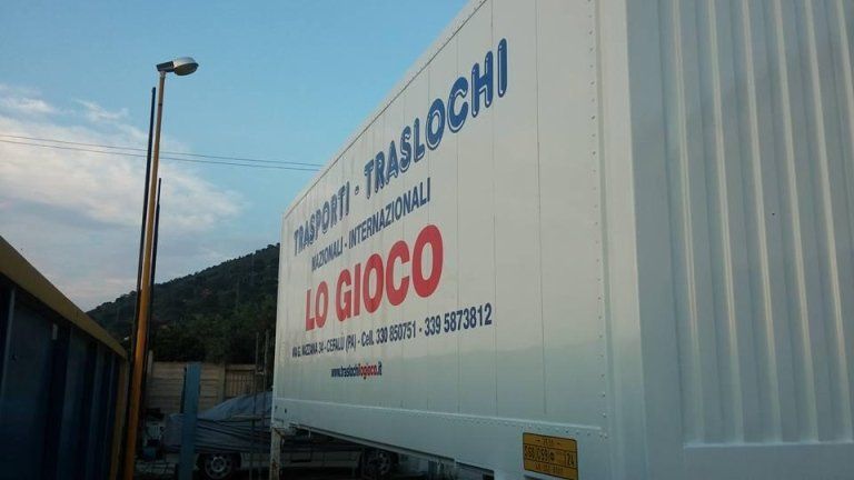 Pubblicità traslochi su furgone