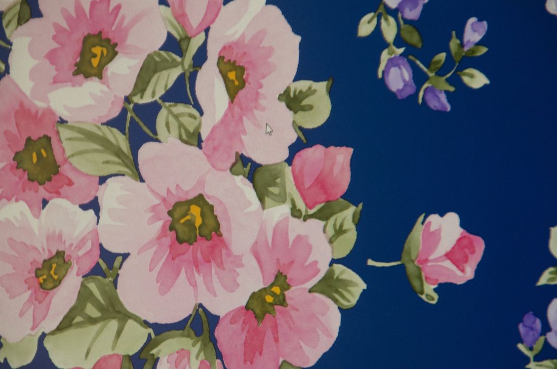 dettaglio stampa digitale con fiori rosa e lilla