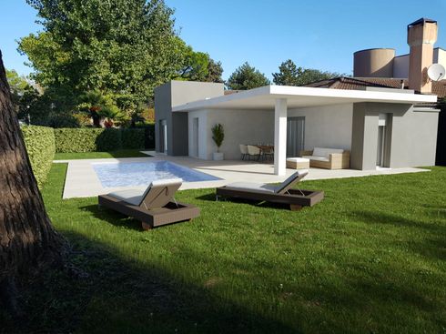Una casa con piscina nel cortile