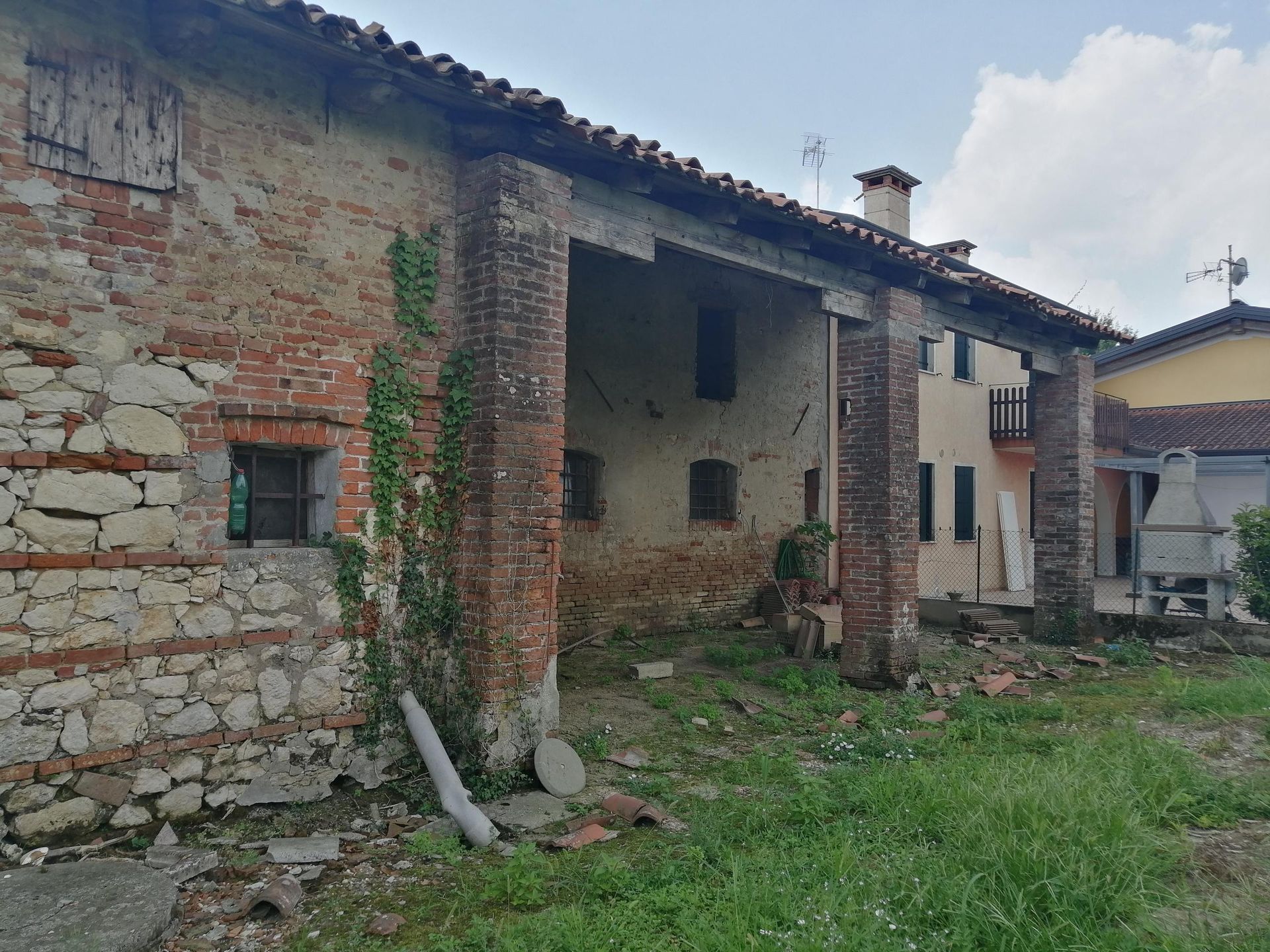 Un edificio in mattoni con il tetto ricoperto d'erba.