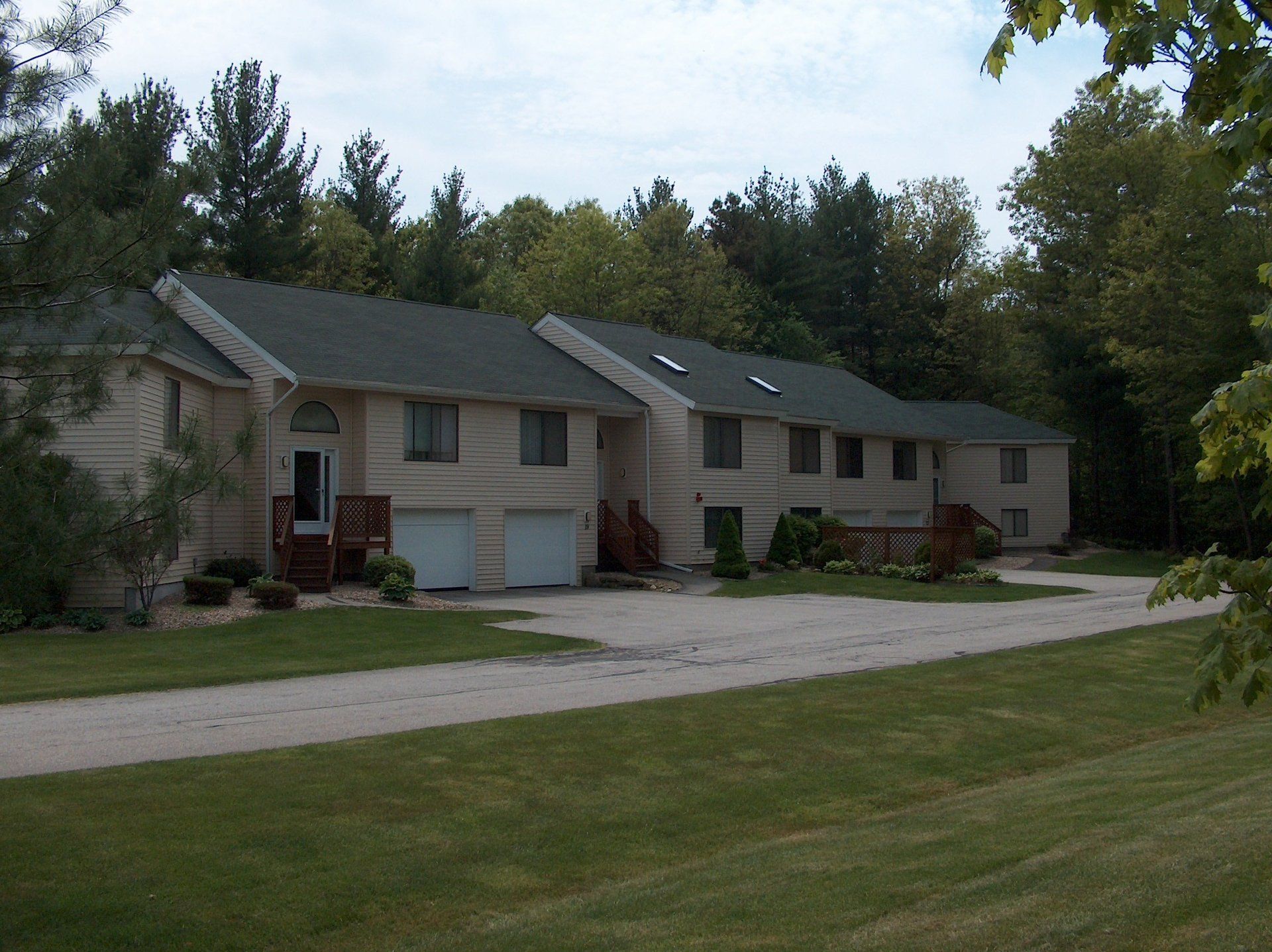 A row of houses are lined up next to each other