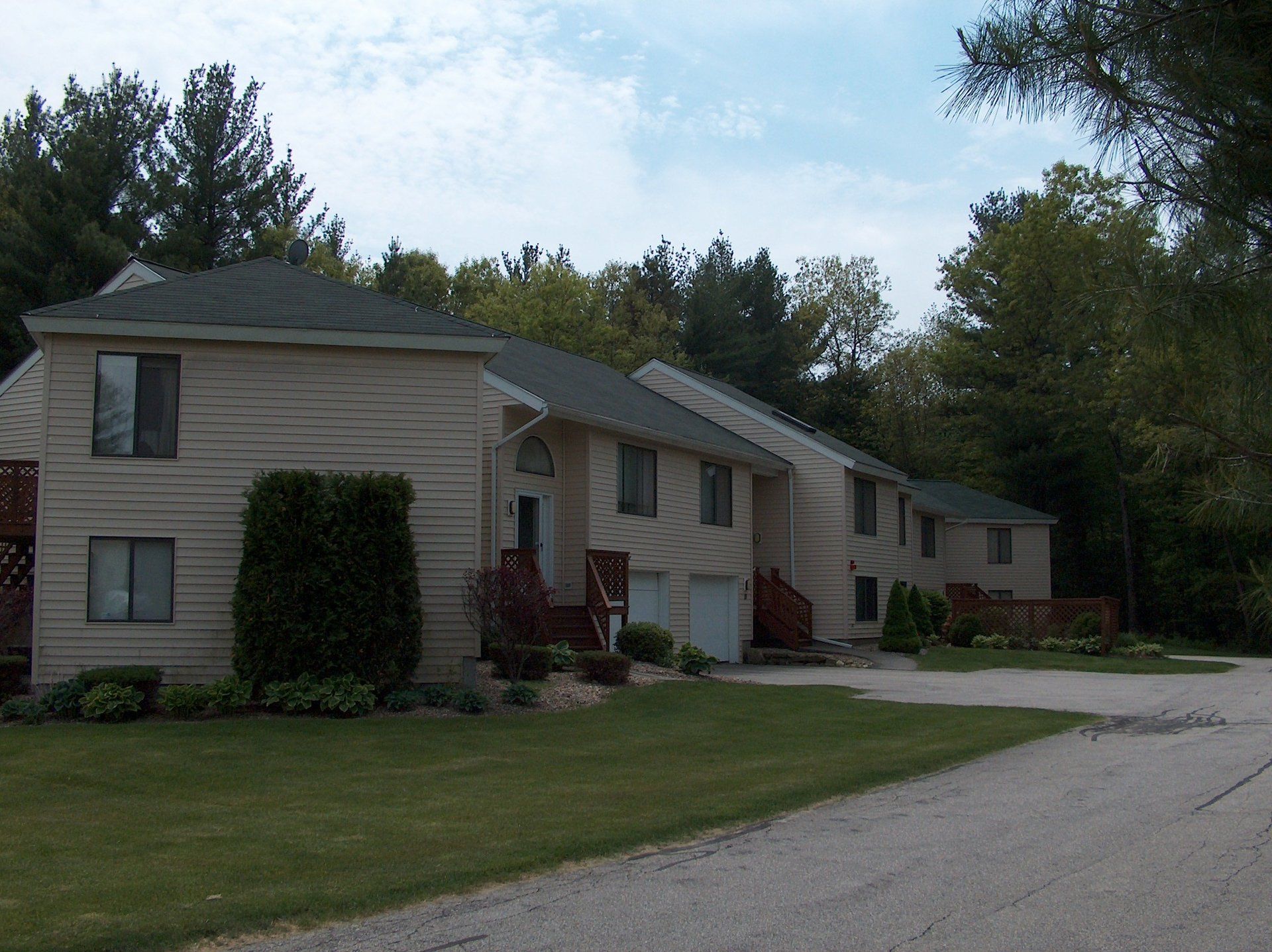 A row of houses with a gravel driveway in front of them