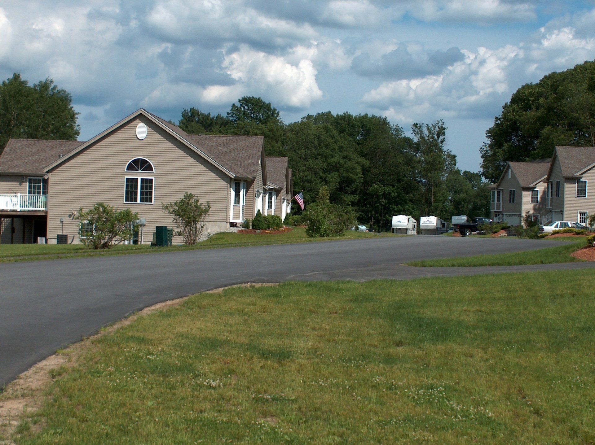 A row of houses are lined up in a residential area