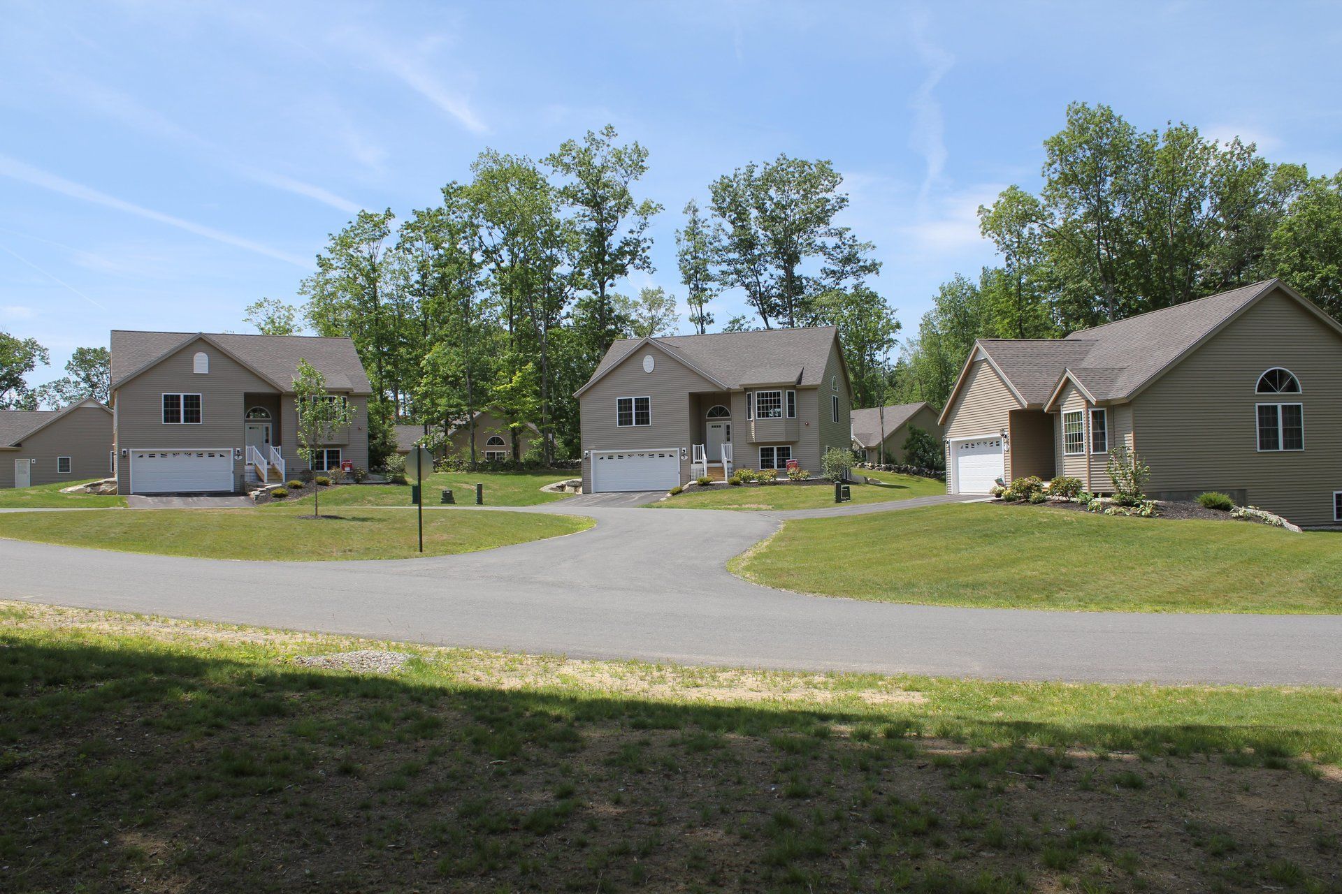 A row of houses are lined up in a residential area