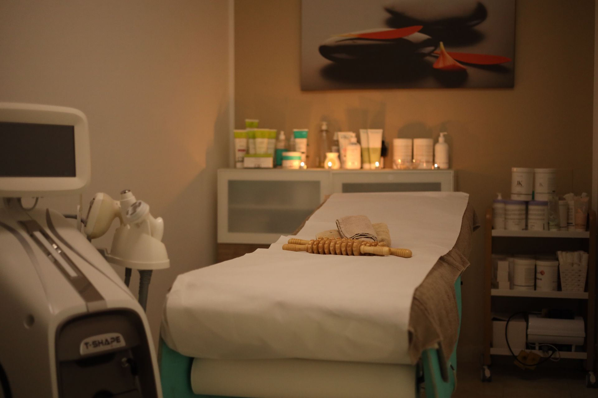 Sala trattamenti spa con lettino per massaggi, attrezzature mediche e prodotti.