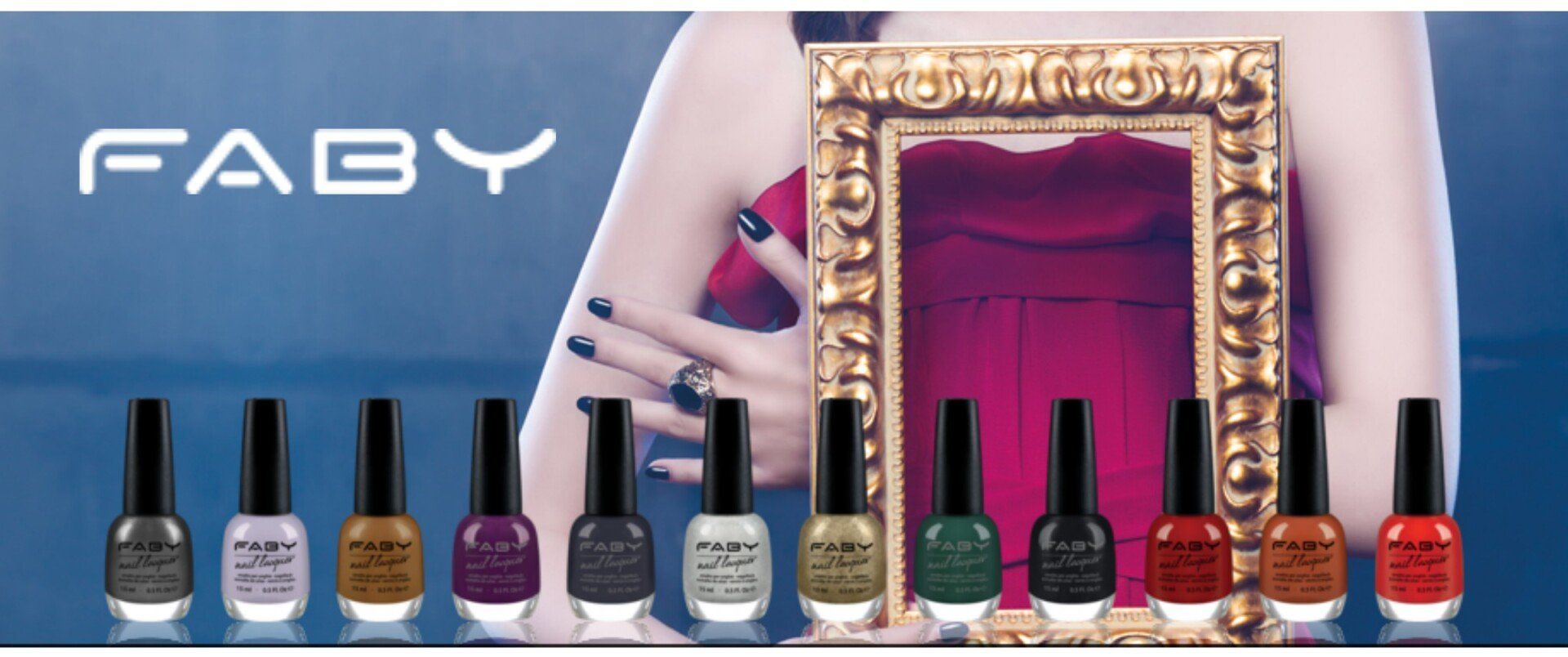 Bottiglie di smalto Faby allineate. Mano di donna con le unghie smaltate vicino a uno specchio con cornice dorata.