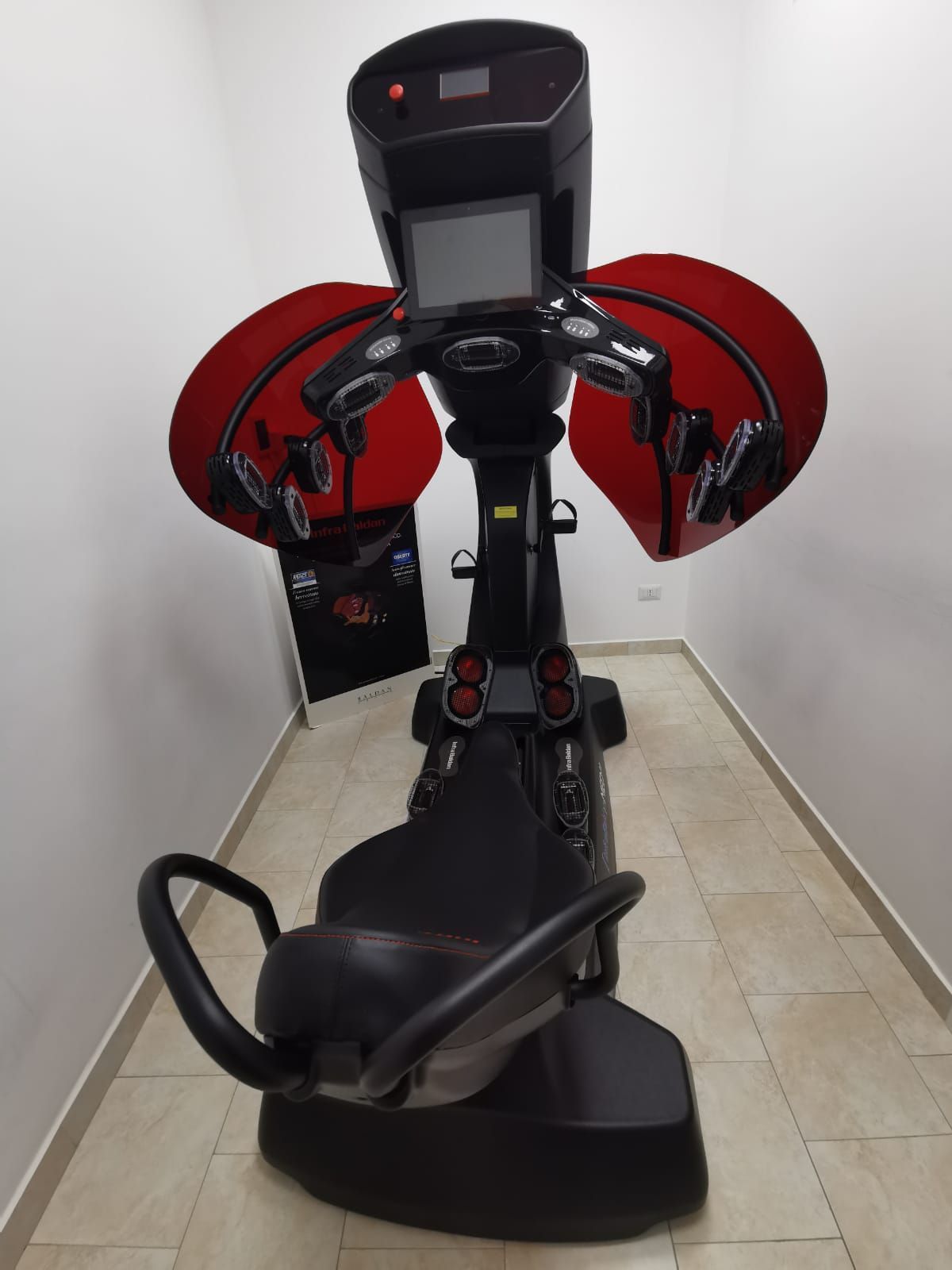 Mani che posizionano bicchieri per coppettazione sulla coscia di una persona.