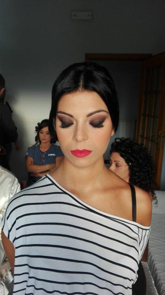 Cliente del centro estetico con trucco da cerimonia