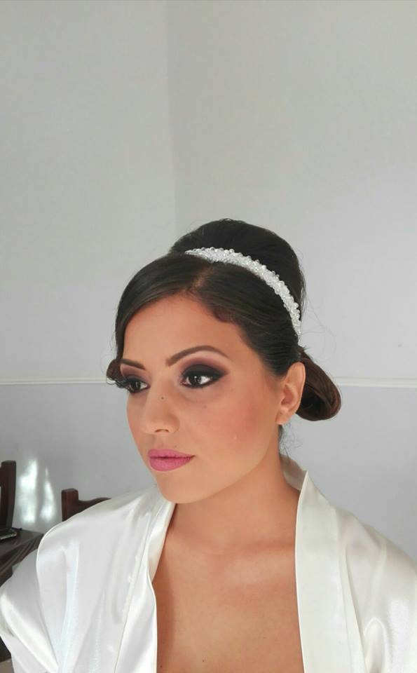 Sposa con trucco per la cerimonia nuziale