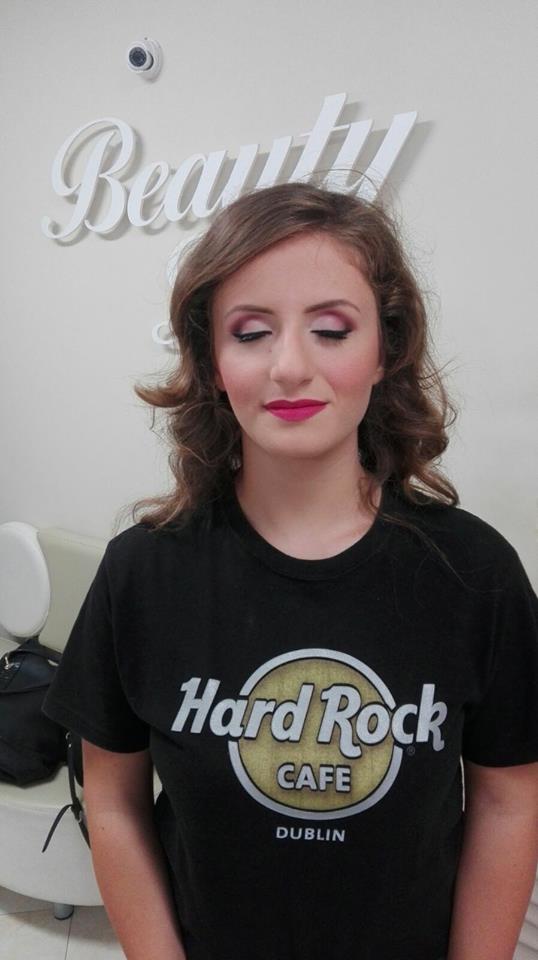 Cliente dell'istituto di bellezza dopo il trucco