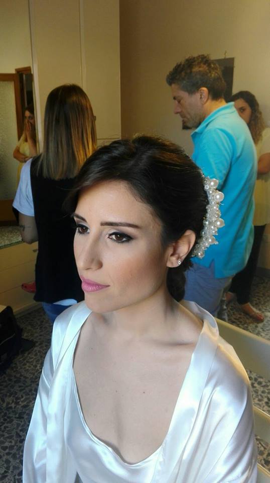 Sposa con trucco e acconciatura da cerimonia