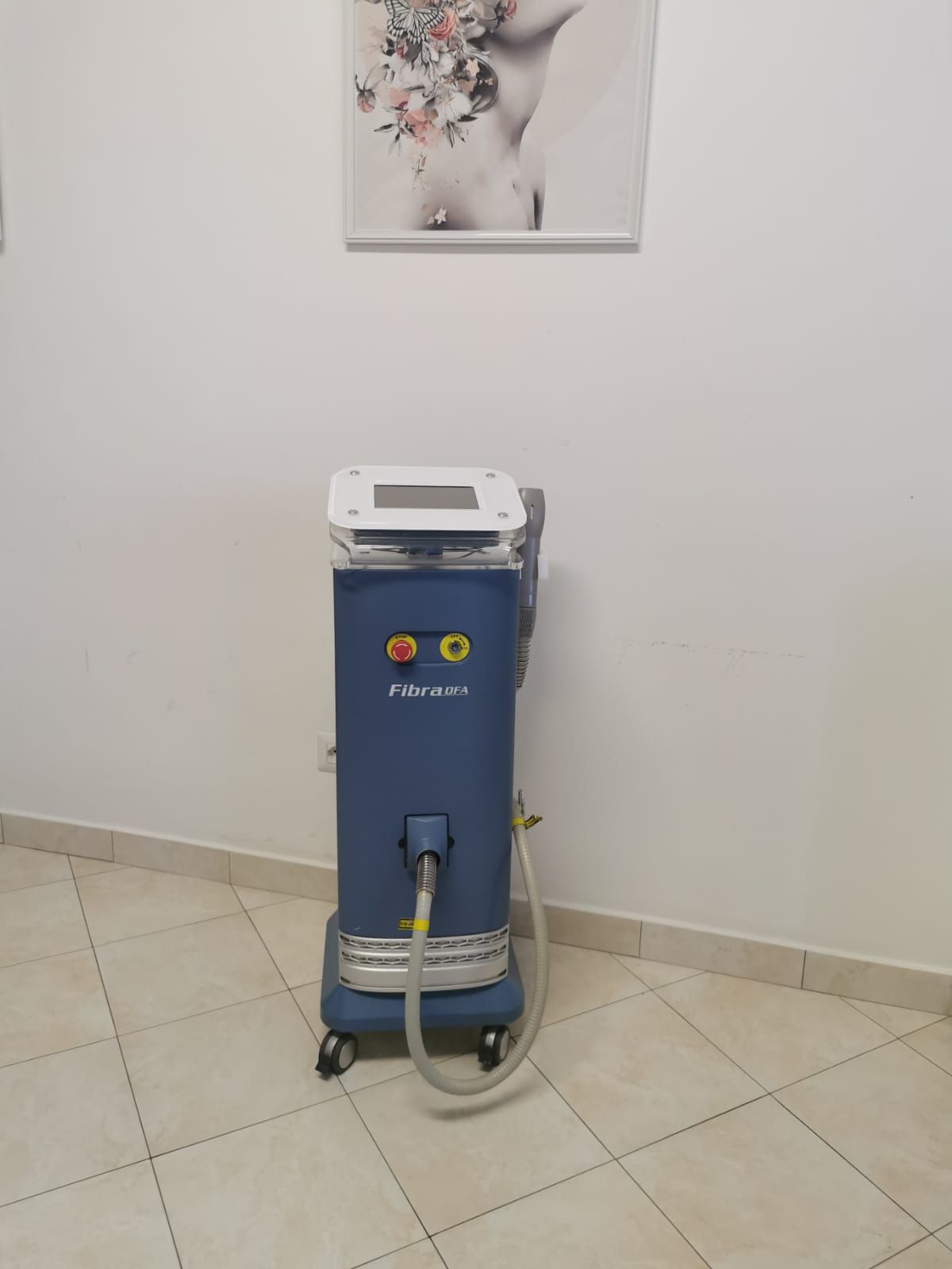 Donna seduta che promuove la depilazione 