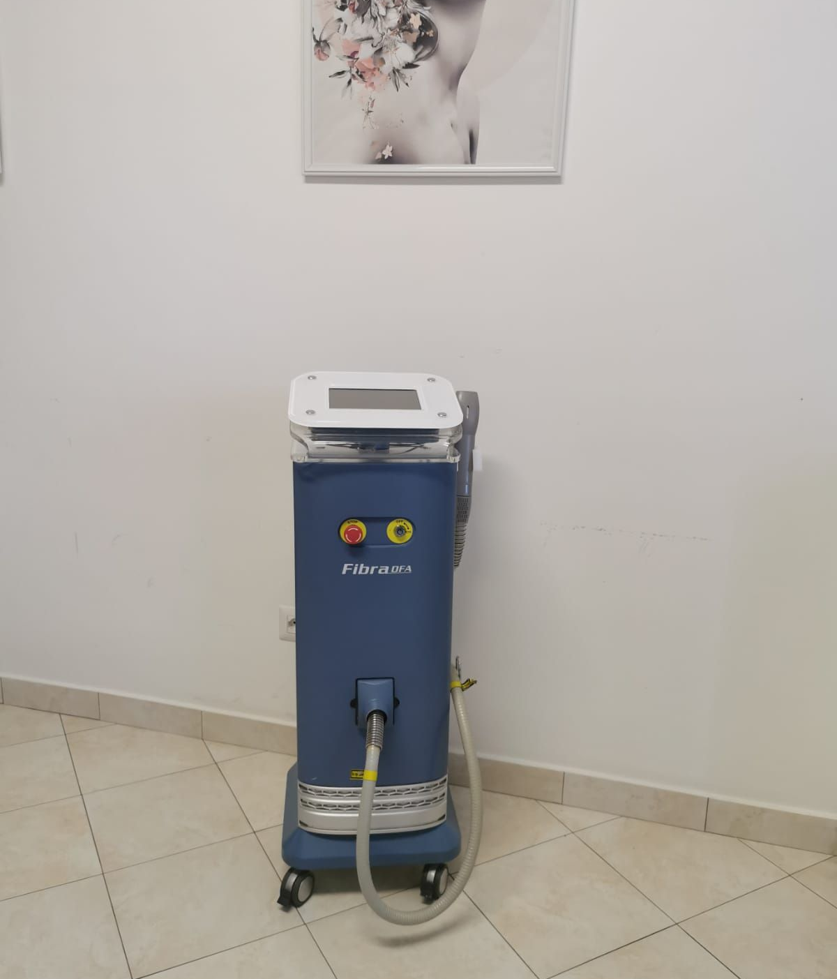 Manipoli per dispositivi medici bianchi a forma di T in un supporto, utilizzati per il rimodellamento del corpo.