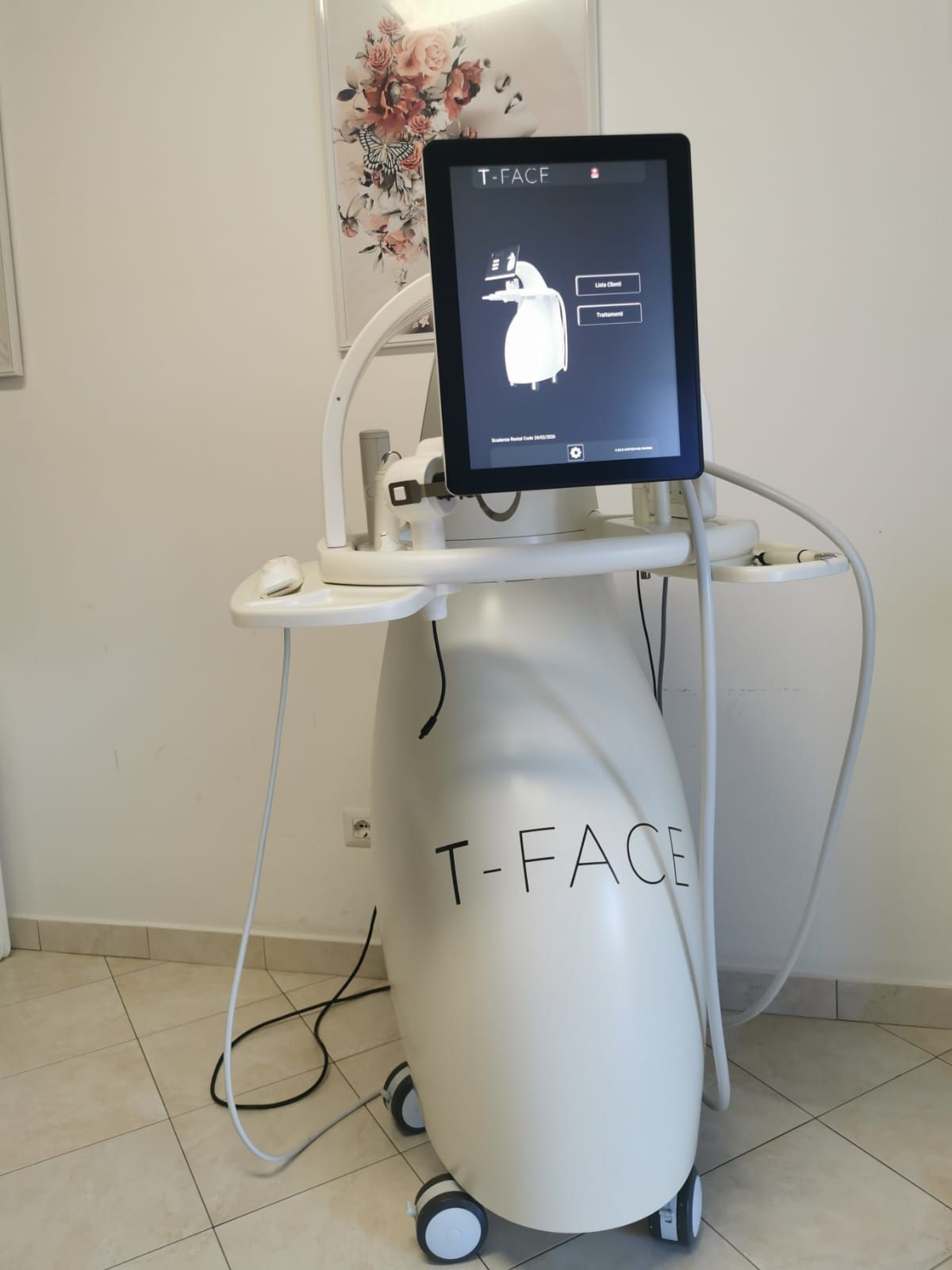 Persona che utilizza il touchscreen di un dispositivo medico, tenendo in mano un applicatore a forma di bacchetta. Impostazione bianca.