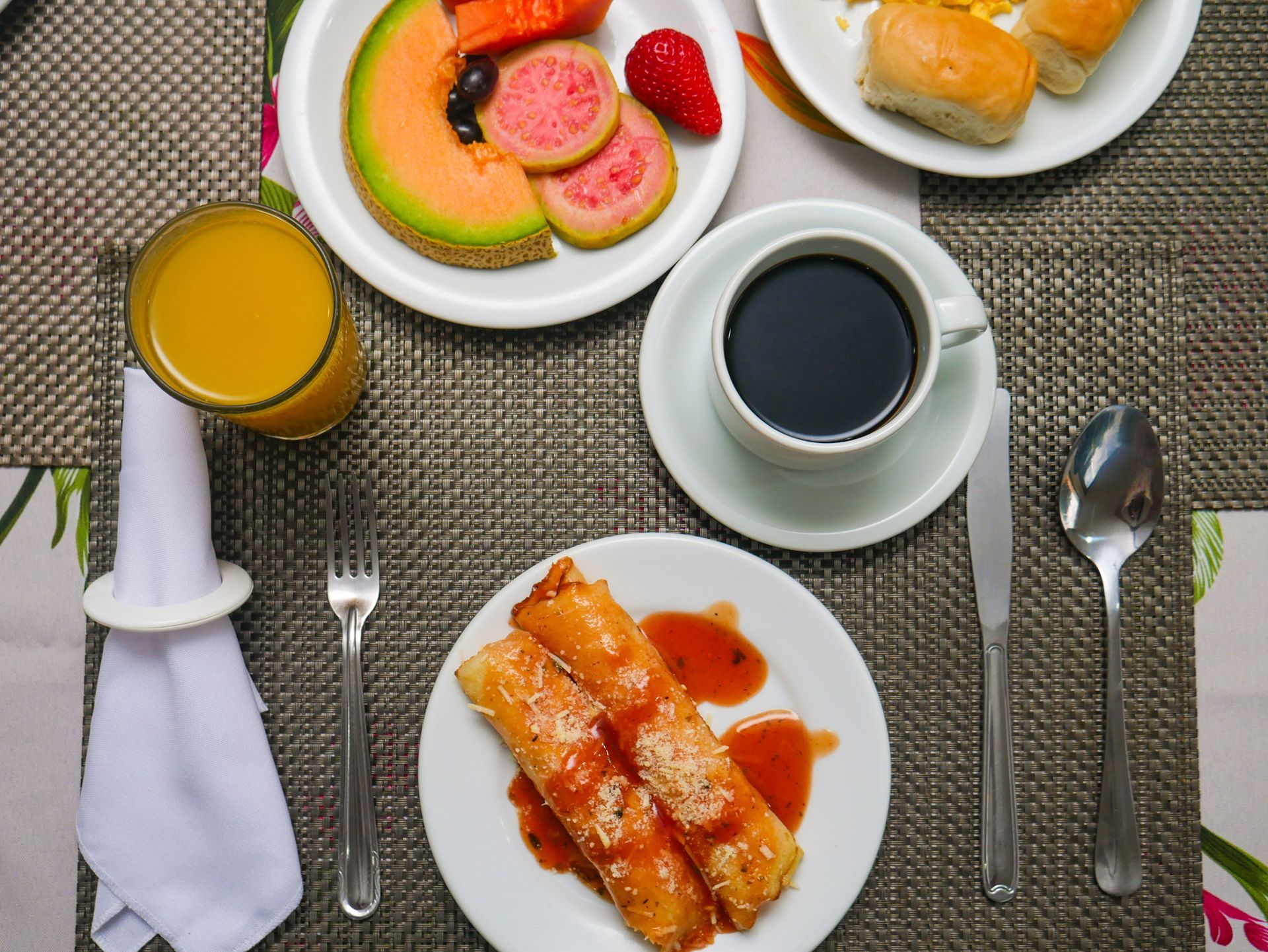Uma mesa coberta com pratos de comida e uma xícara de café