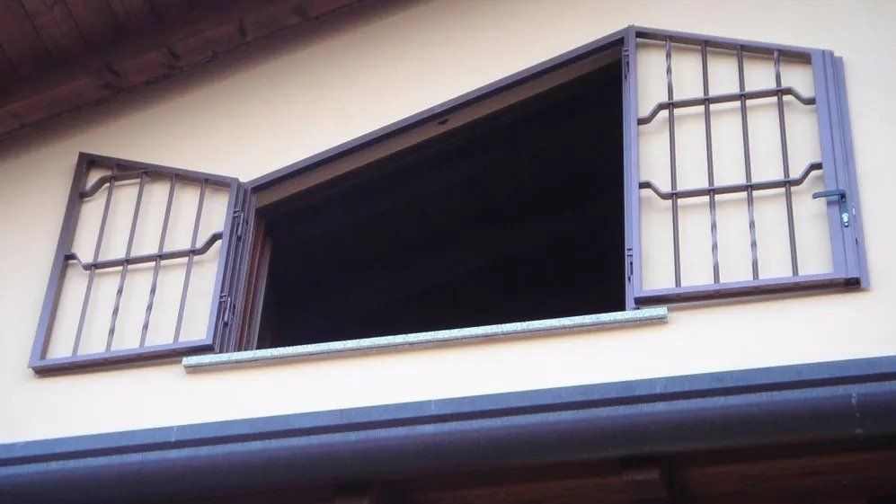 Finestra aperta con grate