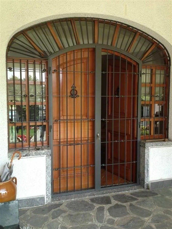 Porta con inferriate