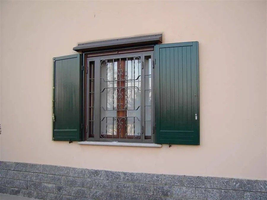Finestra con persiane verdi