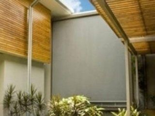 tenda a rullo con movimento a motore installata