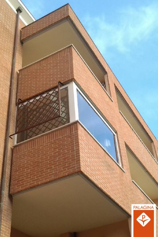 Tende in tessuto a chiusura di un balcone