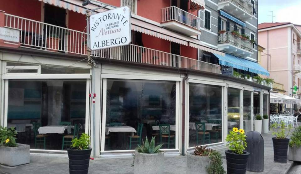 Dehors di un locale con vetrate scorrevoli