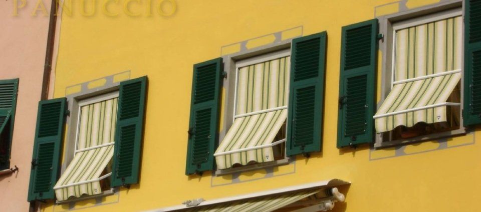 Tende a caduta verticale a due braccetti