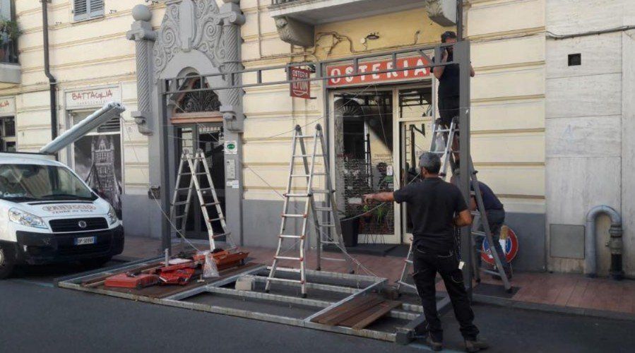 Montaggio di tende da sole per bar