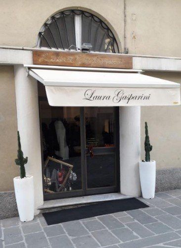 Entrata di un negozio con tenda da sole