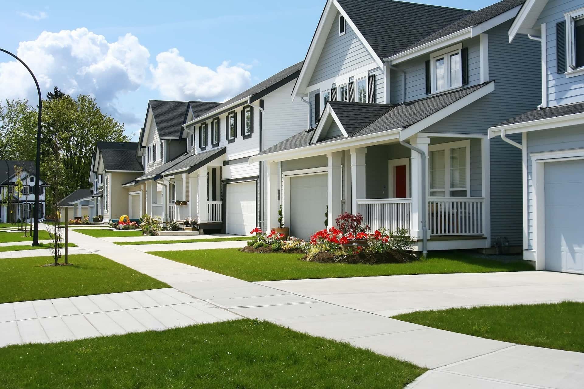 A row of houses are lined up in a residential area