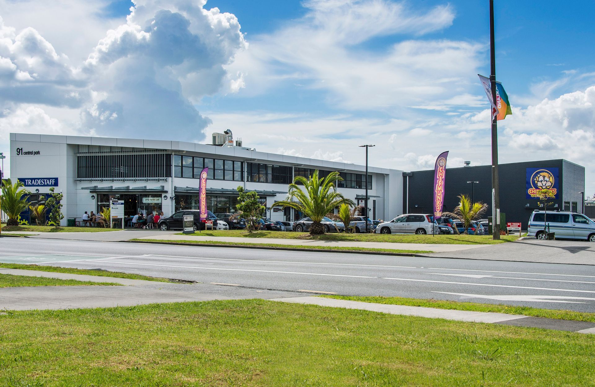 A large building with a lot of cars parked in front of it.
