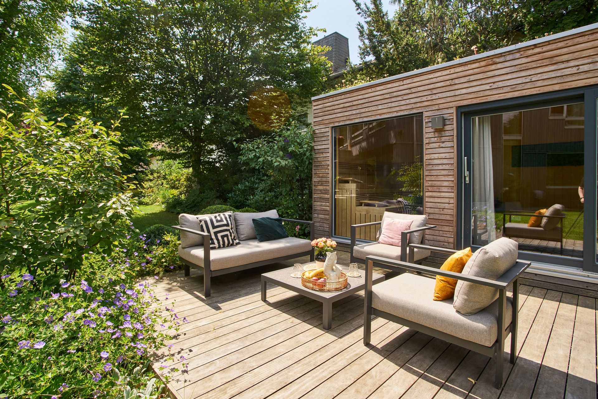 Landschaftsarchitekt München, Bild einer Terrasse mit Garten-Spa