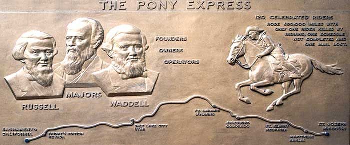 A plaque that says the pony express on it
