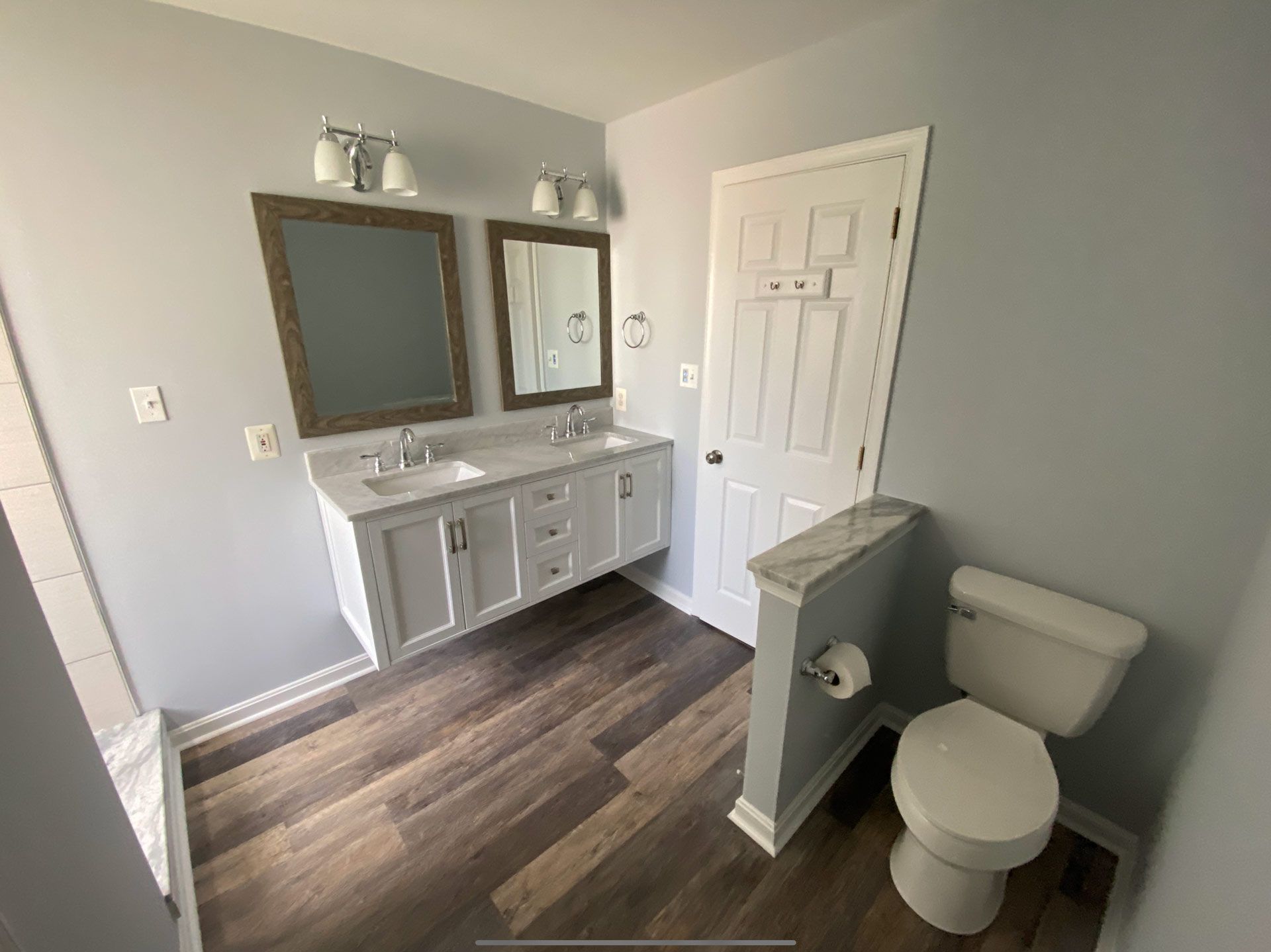 A bathroom with two sinks and a toilet.