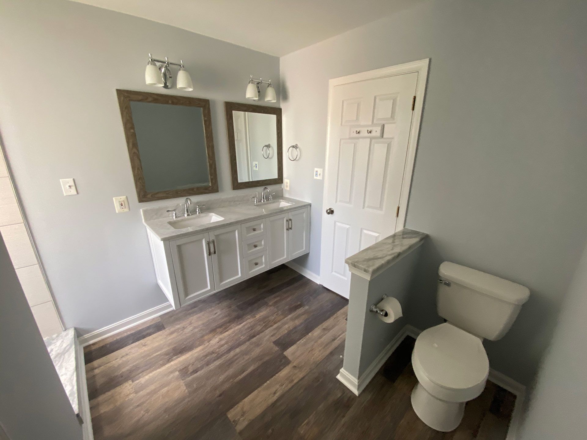 A bathroom with two sinks and a toilet.