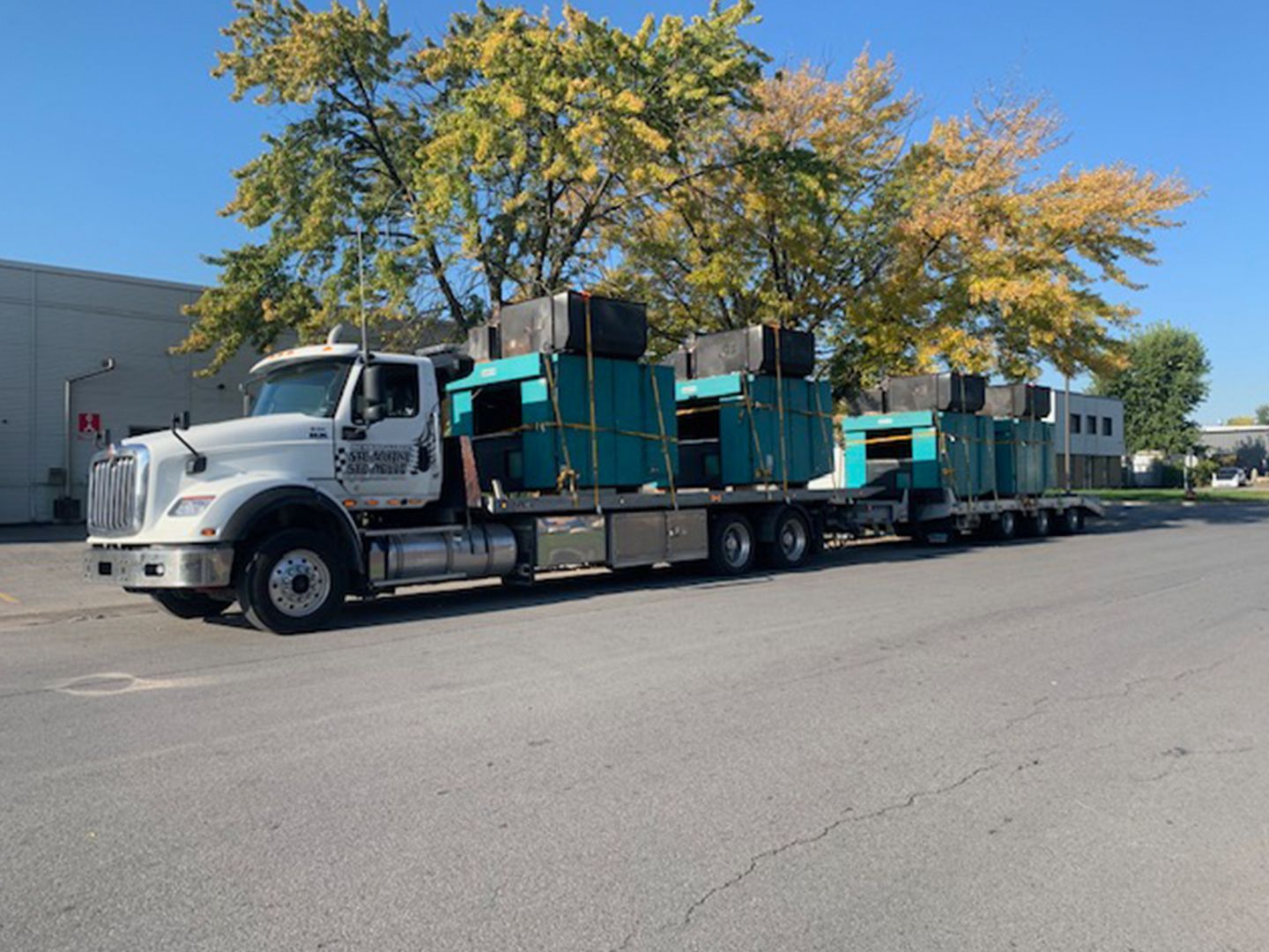Un semi-remorque transporte une charge de générateurs sur une remorque.