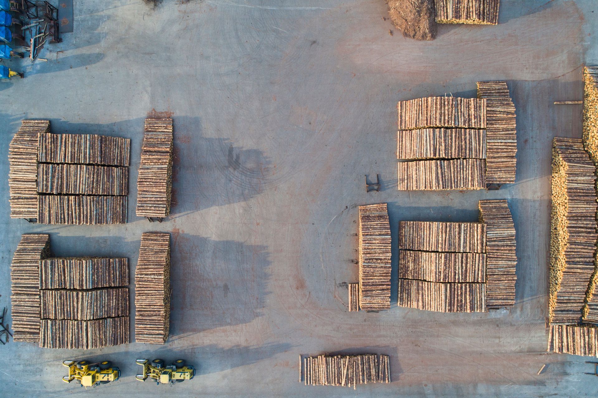 Una vista aerea di un magazzino pieno di pallet di legno