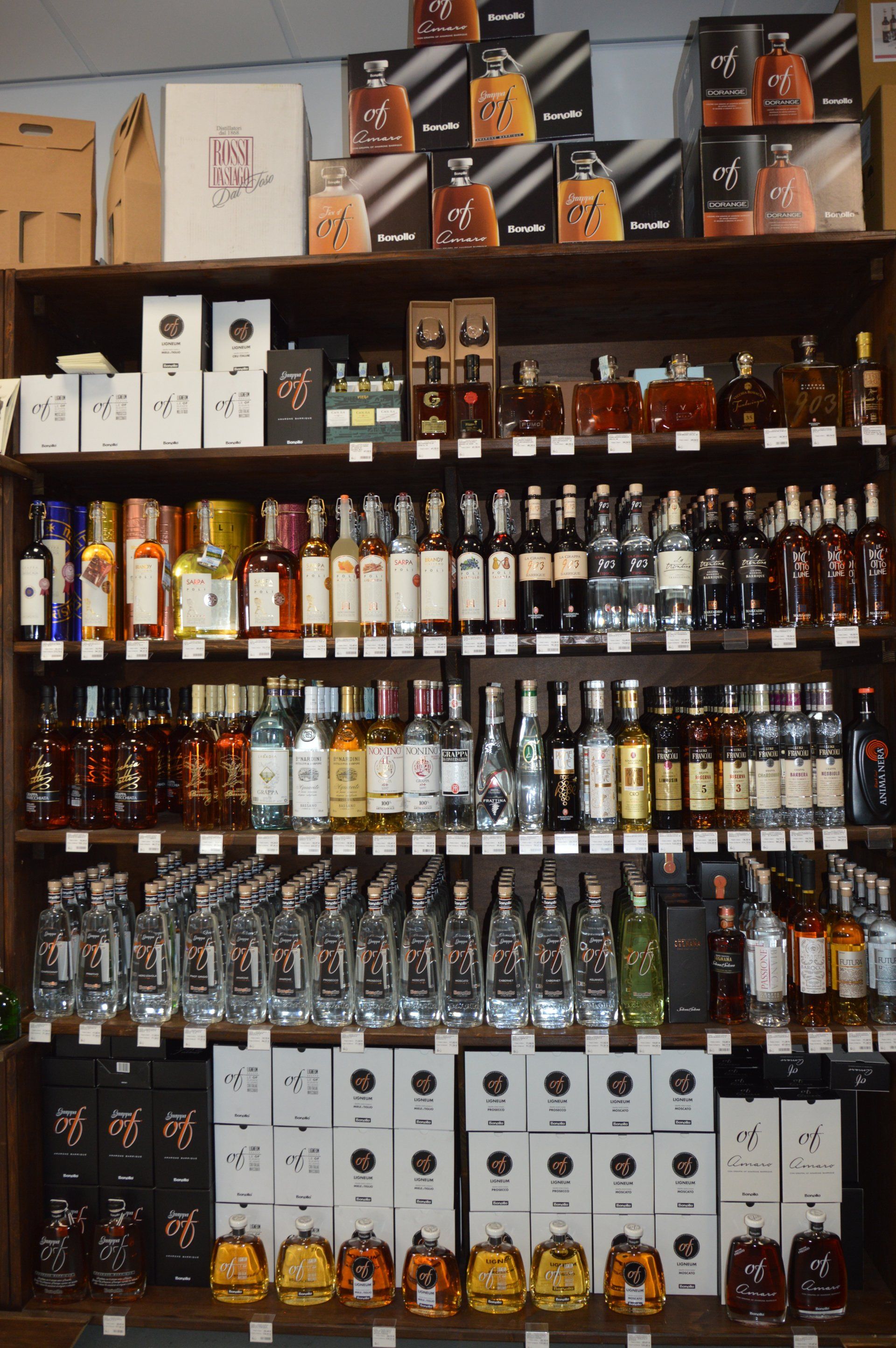 Scaffali con bevande alcoliche in vendita