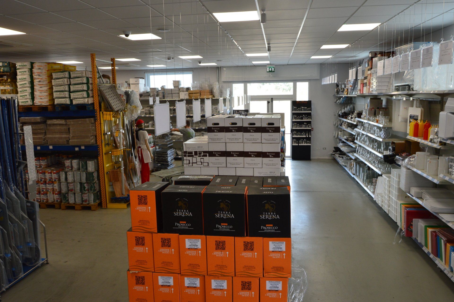 Magazzino con stock di bevande analcoliche