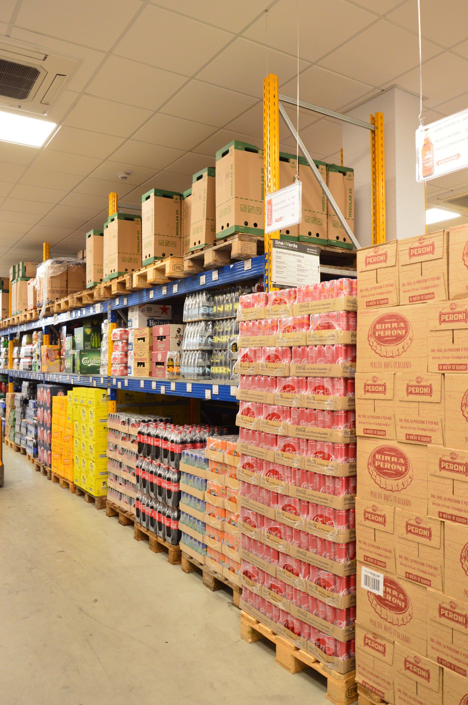 Magazzino con stock di alimenti