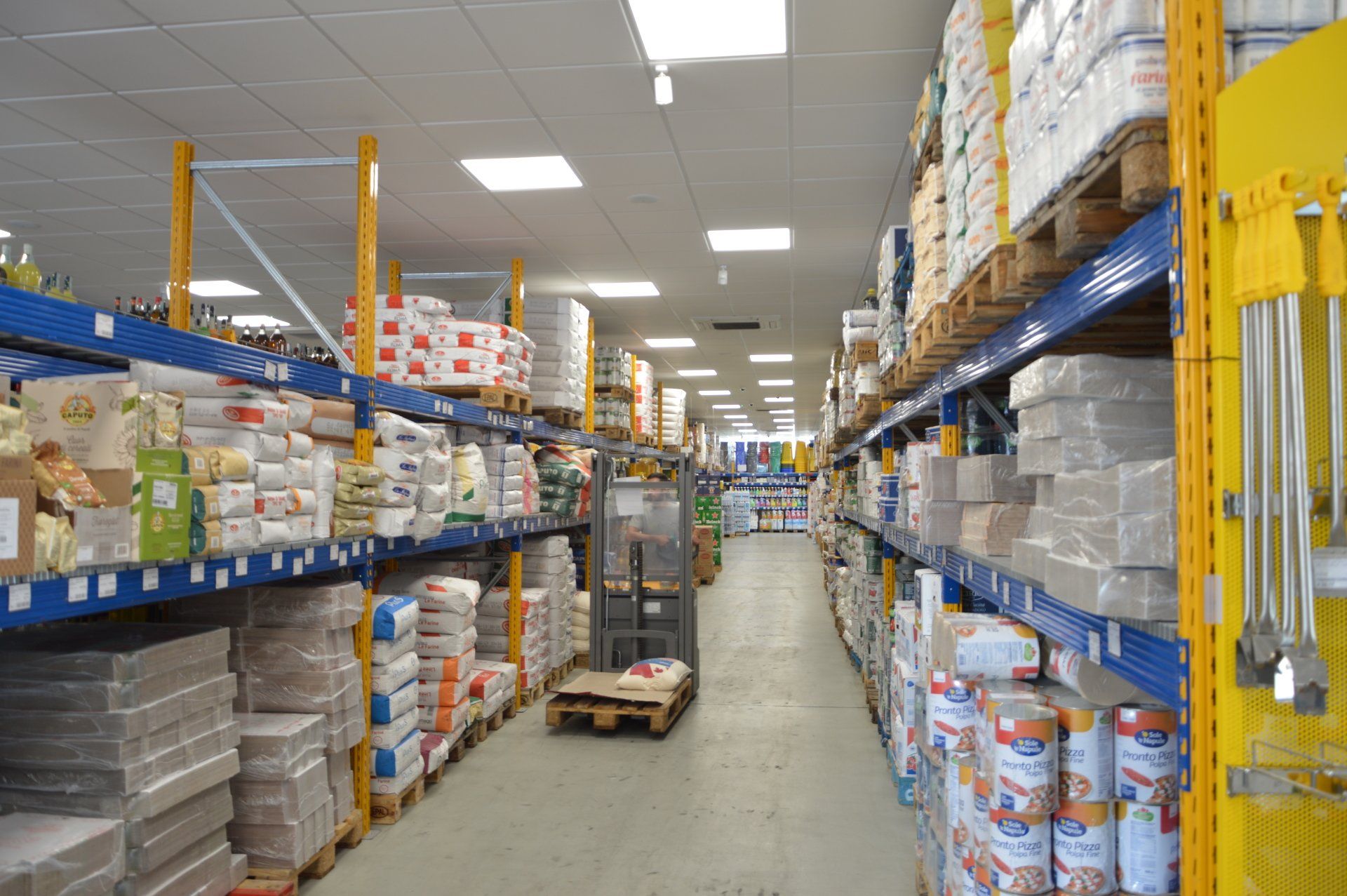 Magazzino con farine in vendita